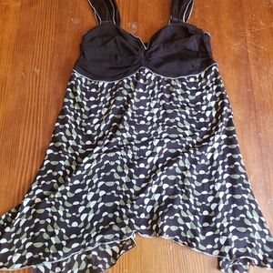 Tight to loose blouse with defined neck